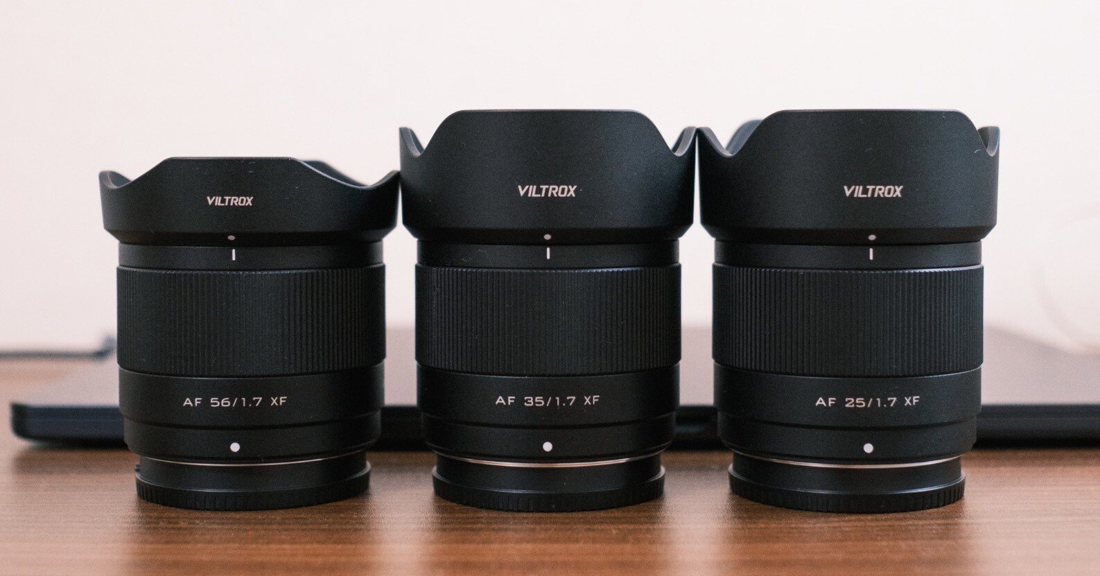 VILTROX 単焦点三兄弟の外観（25mm / 35mm / 56mm F1.7）｜あかうさ📸
