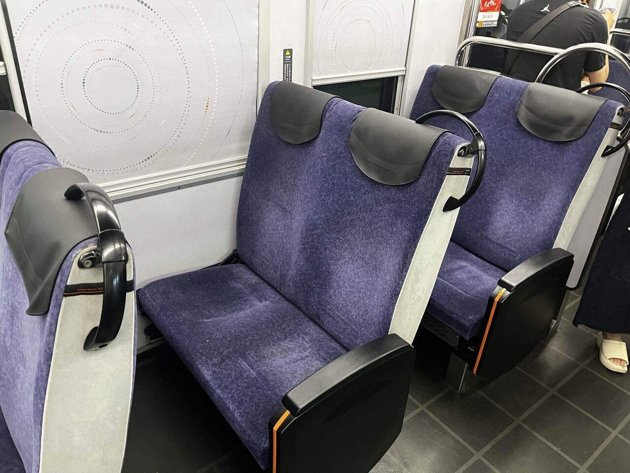 京阪電車】13000系転換クロスと京橋駅のフランクフルト｜垂水の止利