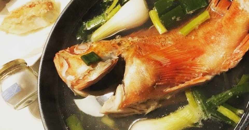 小豆島の葉玉ねぎと屋久島のアラカブ ユメカサゴ でマース煮 沖縄料理で塩で煮ます 五島列島の矢堅目の藻塩で 幸 秀和 Note