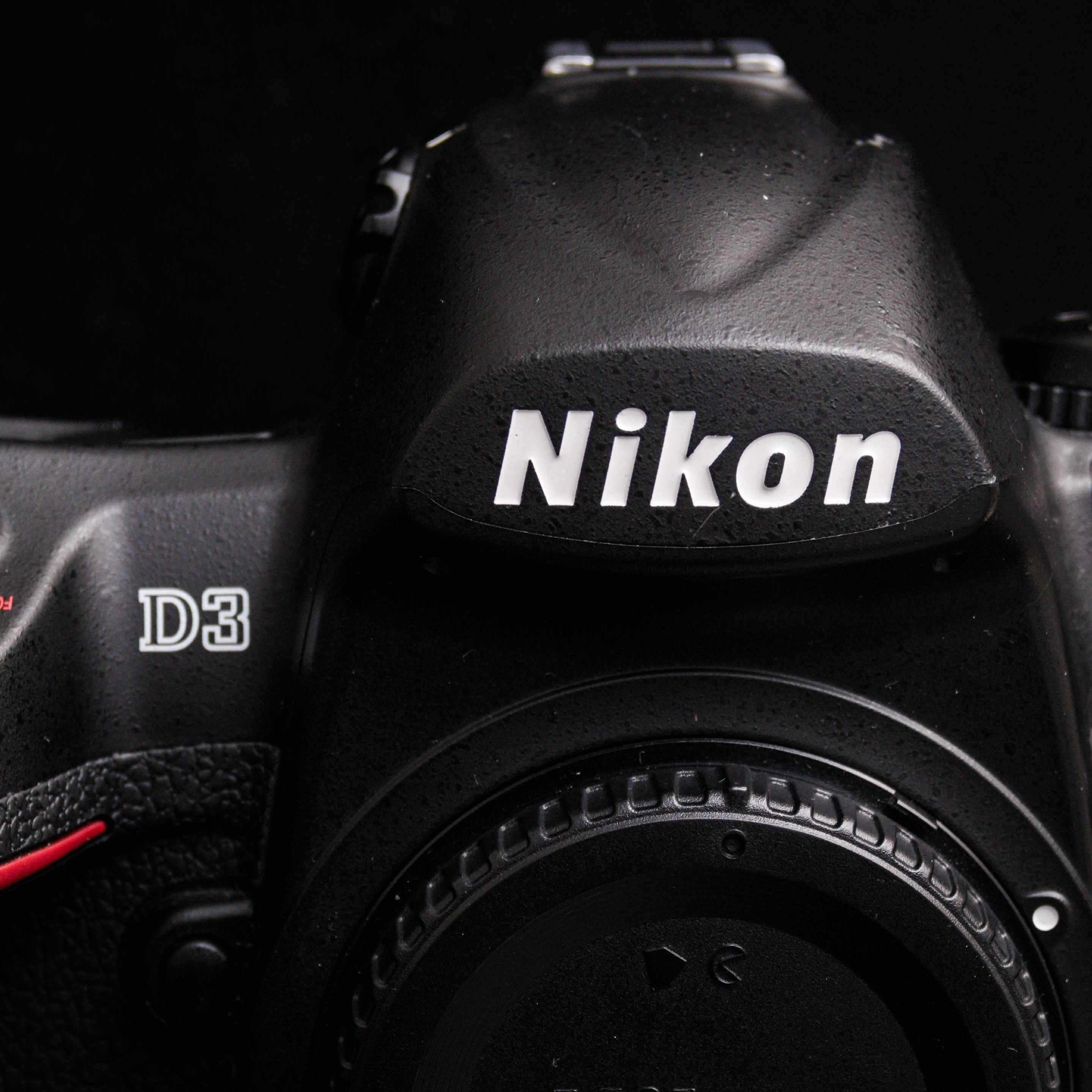 今でも変わらぬ旗艦機【Nikon D300S】｜硝子窓