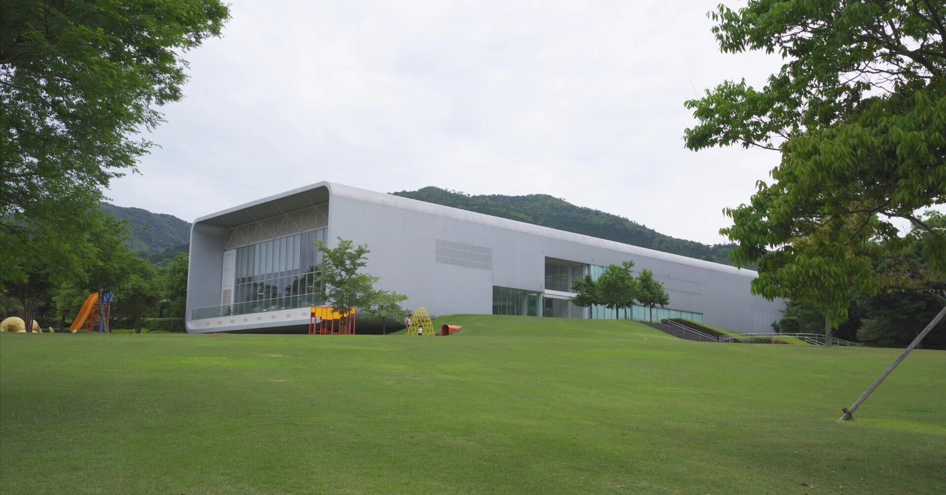 鹿児島県霧島アートの森｜豊かな自然とポジティブになれる作品が