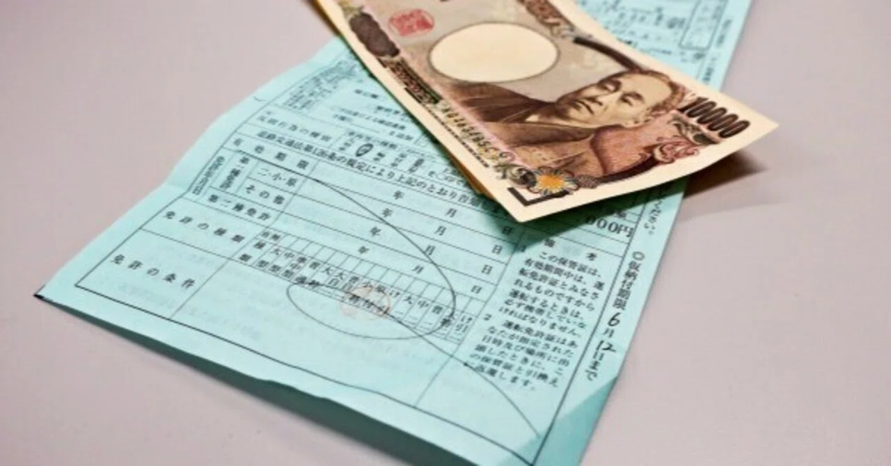 My 80-year-old mother gets pulled over by a police car｜ココナッツ