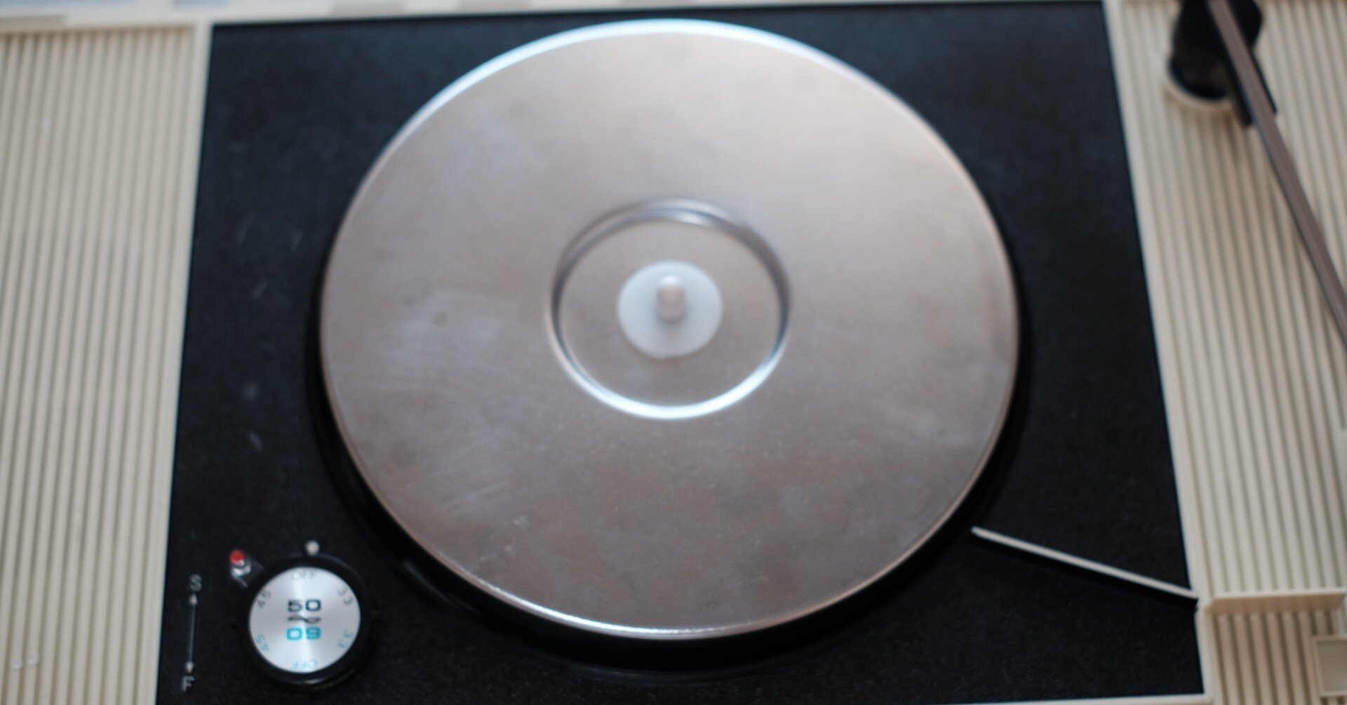 鮮やかな赤のレコードプレーヤー ビクター（Victor）｜PE-8400 その④