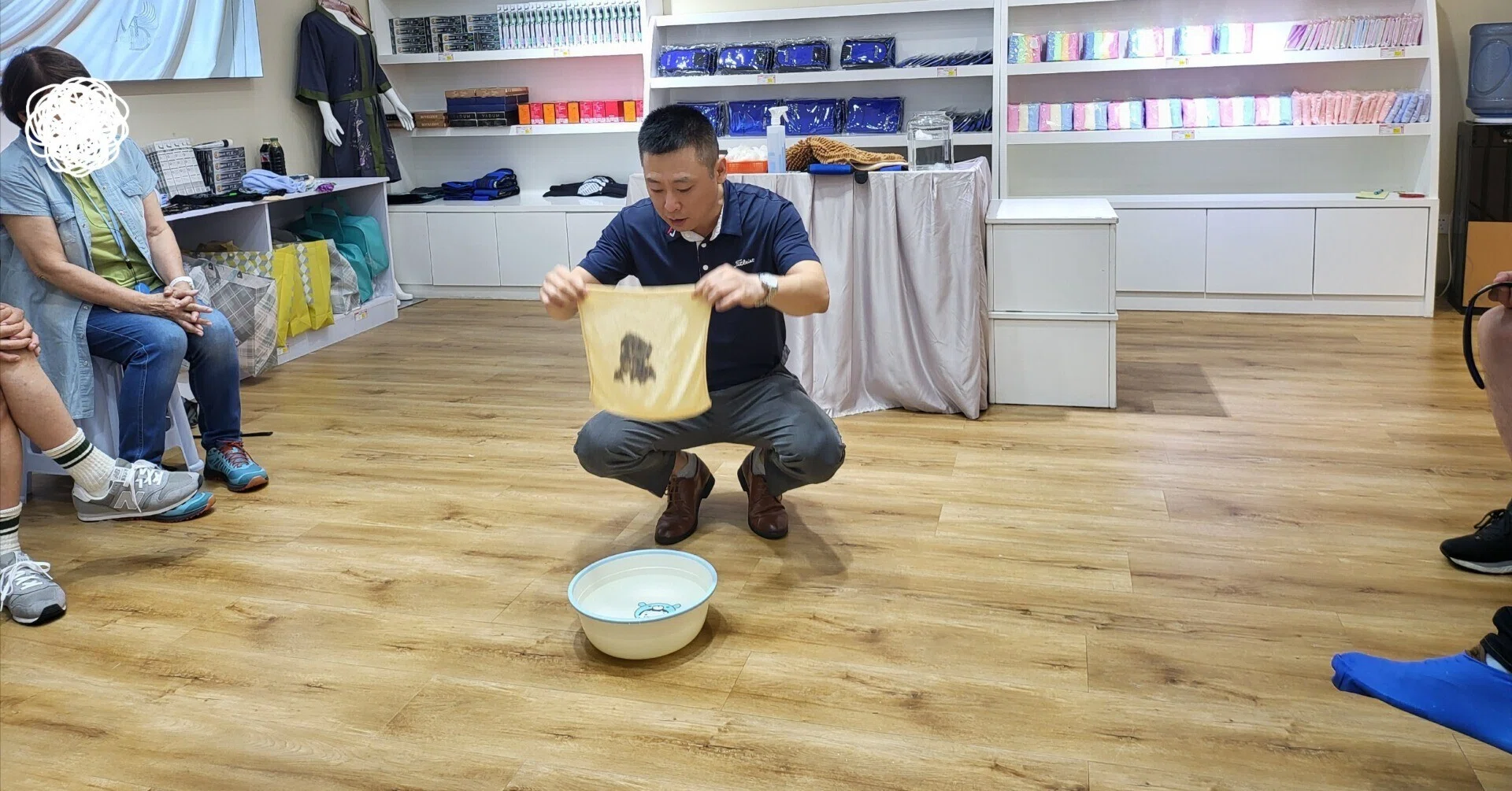 中国旅行4日目 怪しいトルマリン石の健康器具を売る販売員｜青空