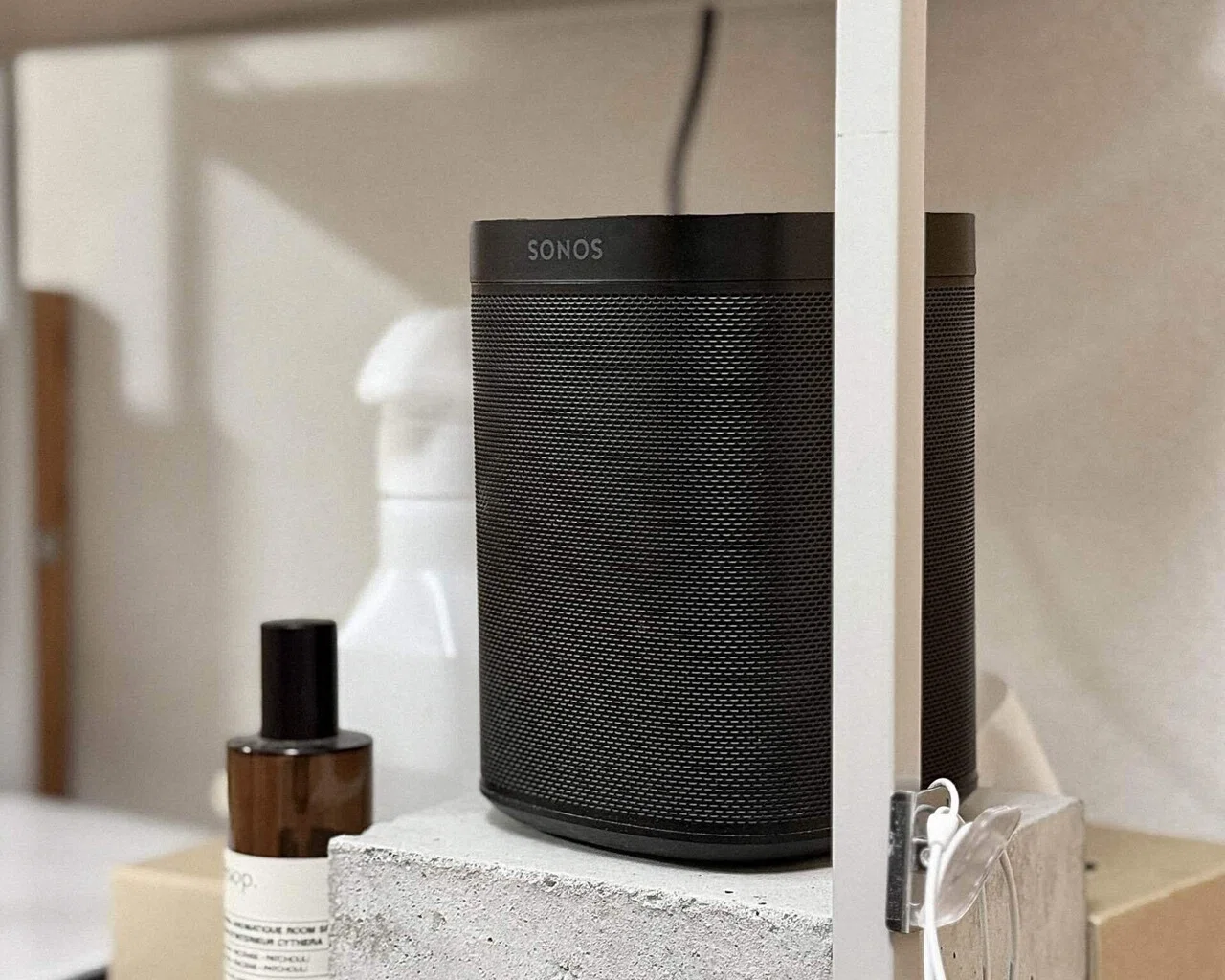 Sonos One ワイヤレススピーカー テレビを持たない暮らしと、Sonosがつくるミニマルな日常｜TOM