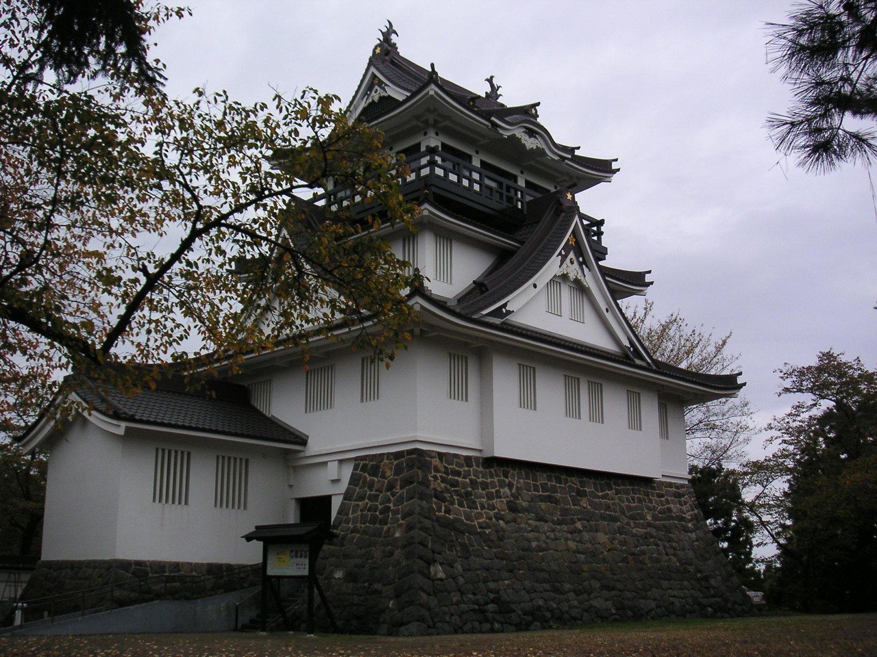 横手城 Yokote Castle, October 2004|Hideo Fujiwara