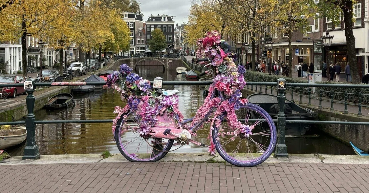 アムステルダム　塔と自転車の線画アート　2006 ヨーロッパの旅録 in オランダ🇳🇱〜アムステルダム①〜】｜misa