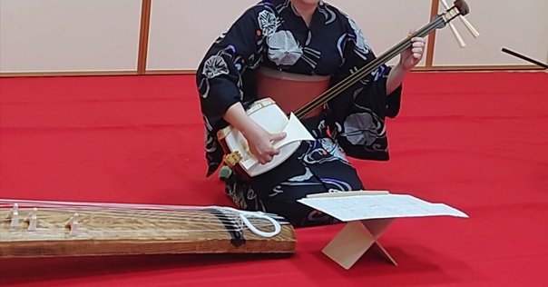 古楽譜から伝承が途切れた三味線組歌の楽曲を復原。留学生に箏の