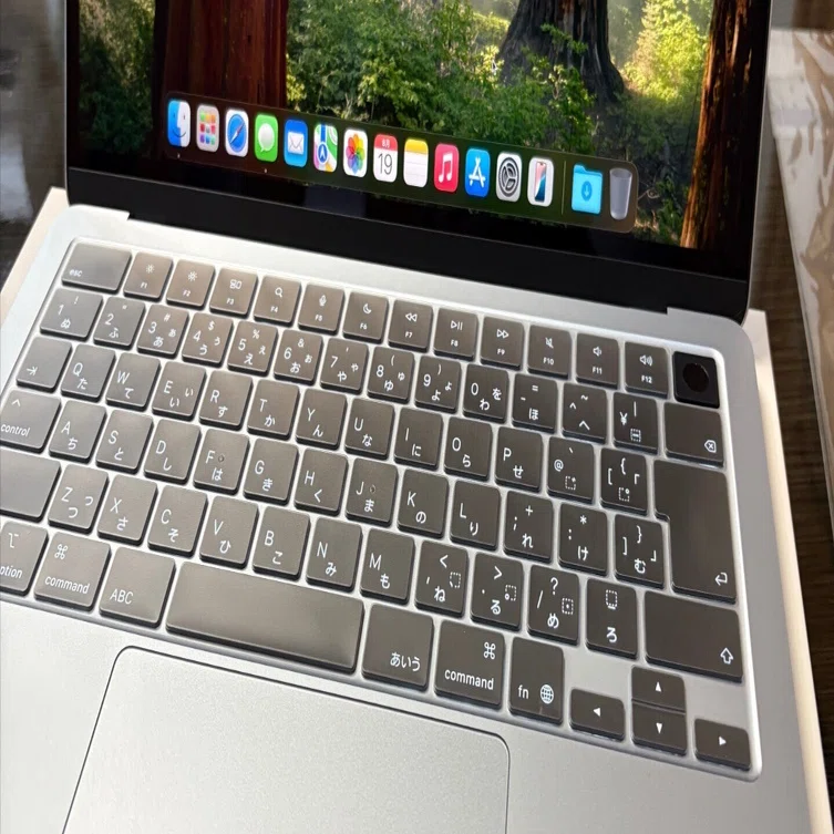 ついに届いた！MacBook Air M4 スカイブルー｜えむじぇー | 20代2児の