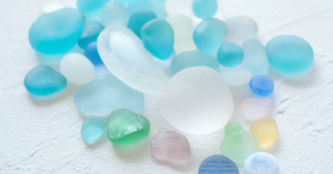 海で集めた、やさしく光るシーグラスたち｜さいとうえみり｜hikari