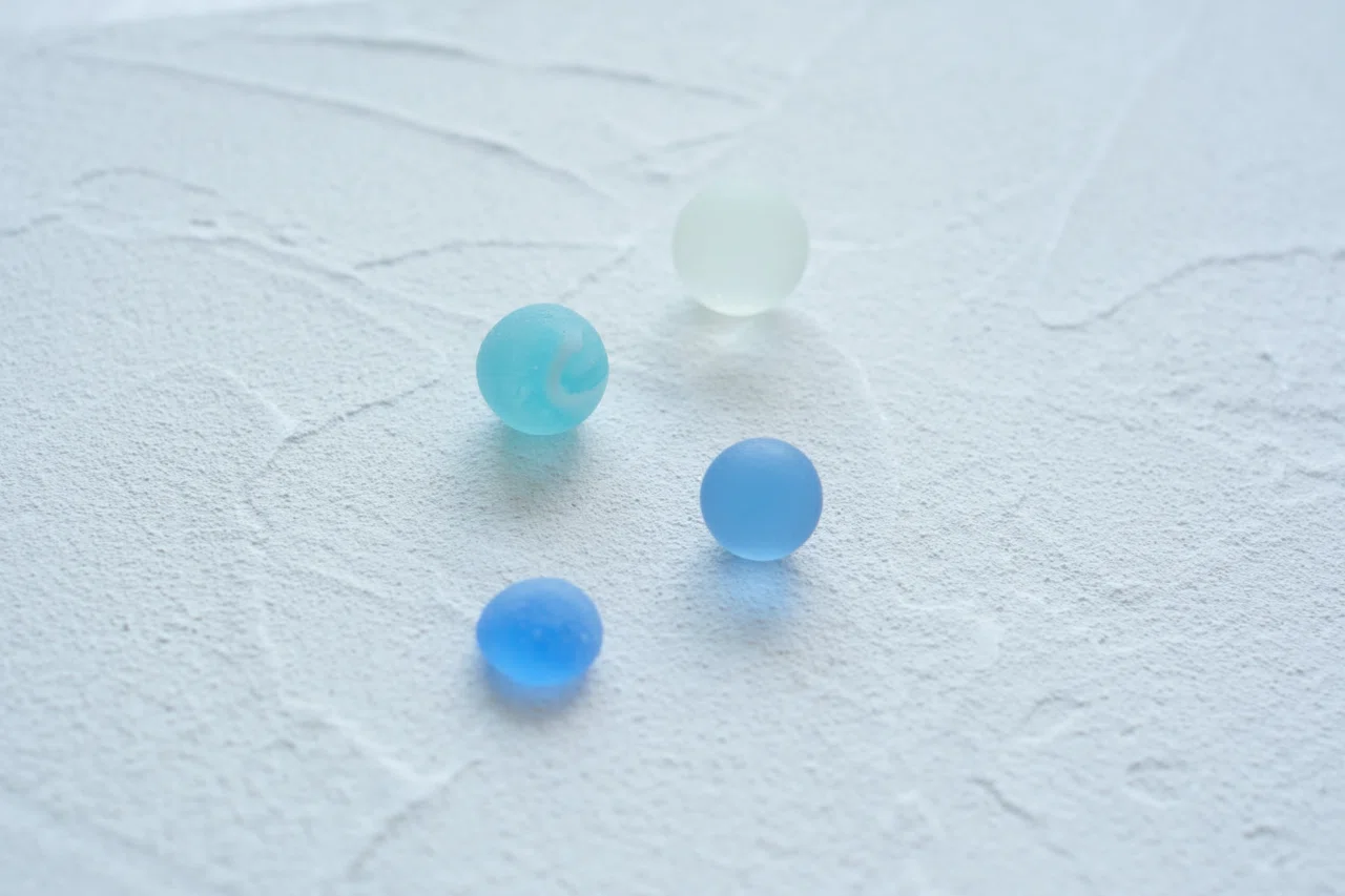 海で集めた、やさしく光るシーグラスたち｜さいとうえみり｜hikari