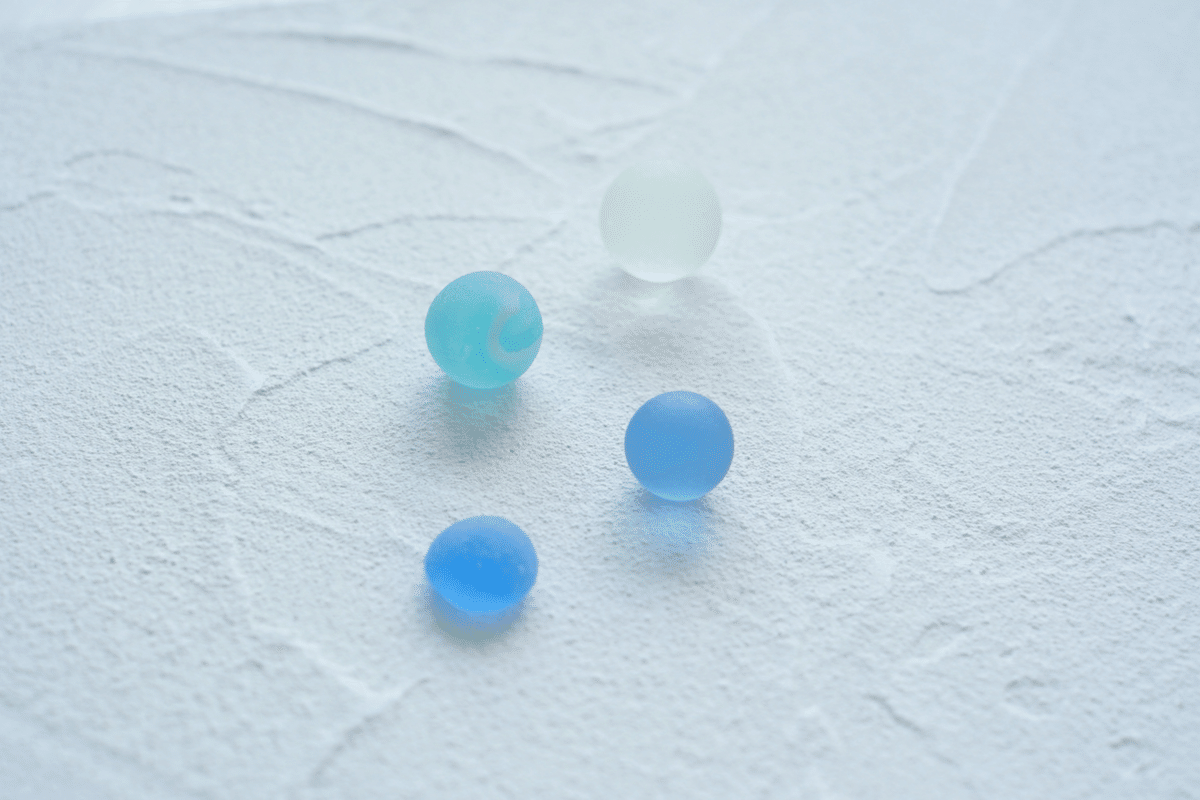 海で集めた、やさしく光るシーグラスたち｜さいとうえみり｜hikari