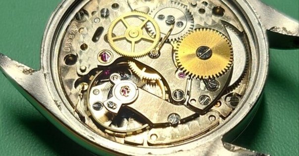 SWAROVSKI 腕時計 黒色 クリスタル装飾　電池切れ 電池交換 SWAROVSKI 事例集|ドクターウォッチ