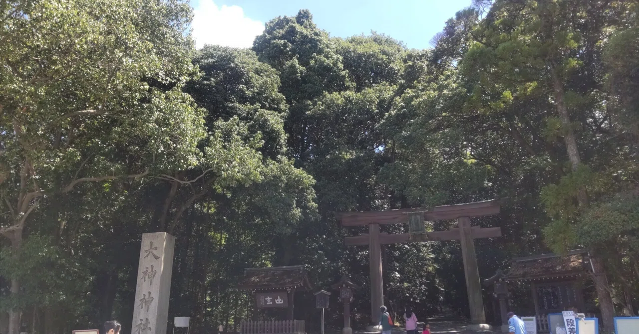 The White Snake of Omiwa Shrine / Nara｜LIA