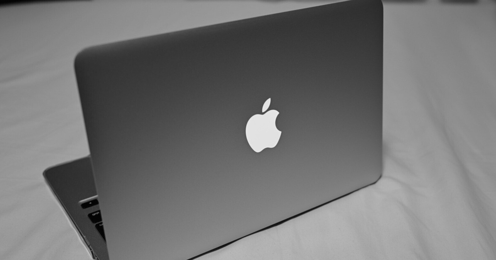 背面アップルロゴが輝く!!macbook Air 11インチ 2014 8GB SSD512GB 背面アップルロゴが輝く!!macbook Air 11インチ 2014 8GB SSD512GB