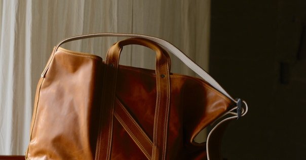 初の小物レザーサコッシュ]シンプルを守るために、全然シンプル