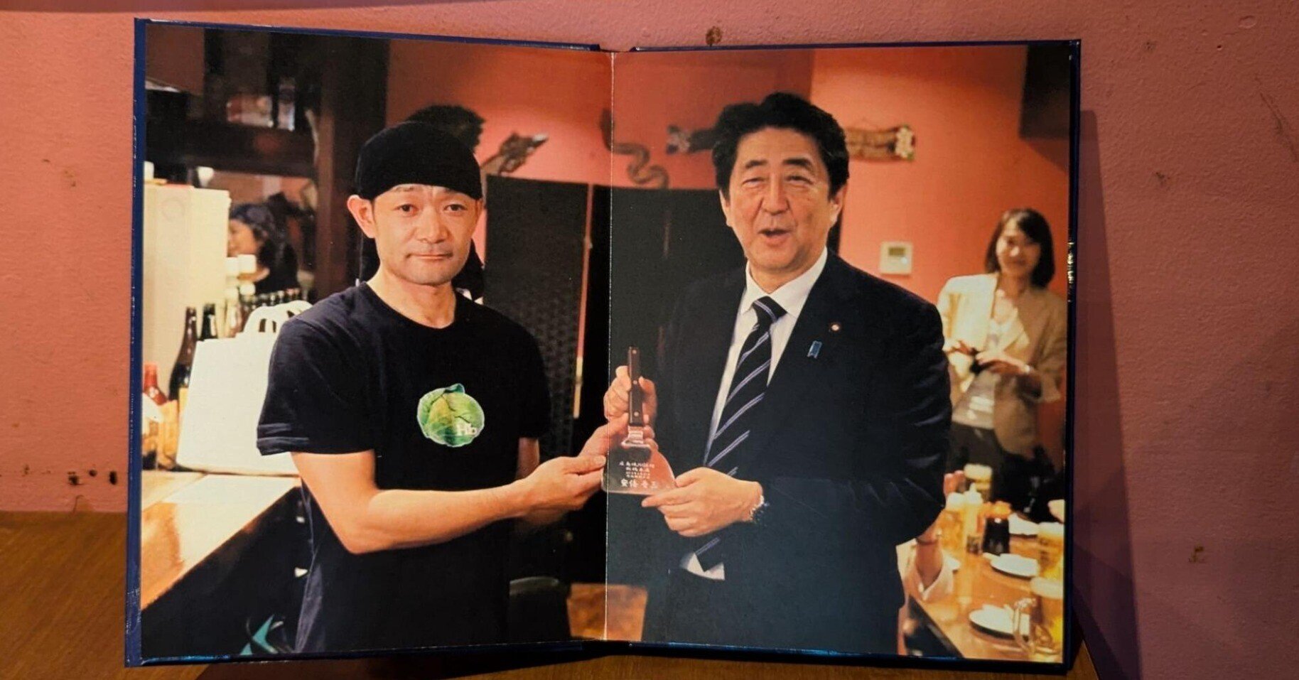 元内閣総理大臣の安倍晋三さんも来店。東京で本格広島焼を食べられる
