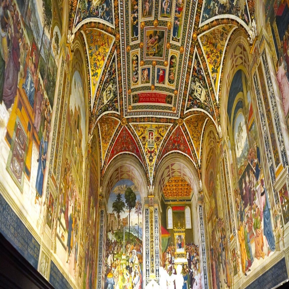 圧巻！シエナ大聖堂内・ピッコローミニ図書館のフレスコ画と煌びやかな