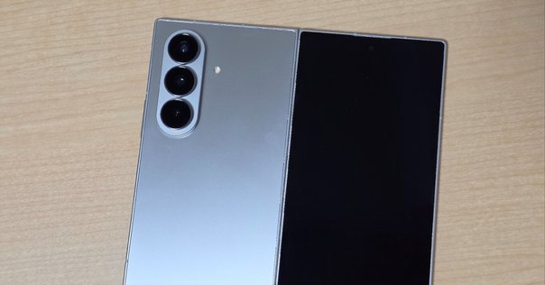 Libero Flip　ブルー　折りたたみスマホ。1週間使用の美品 折りたたみスマホのゲームチェンジャー！ 最安39,800円「Libero
