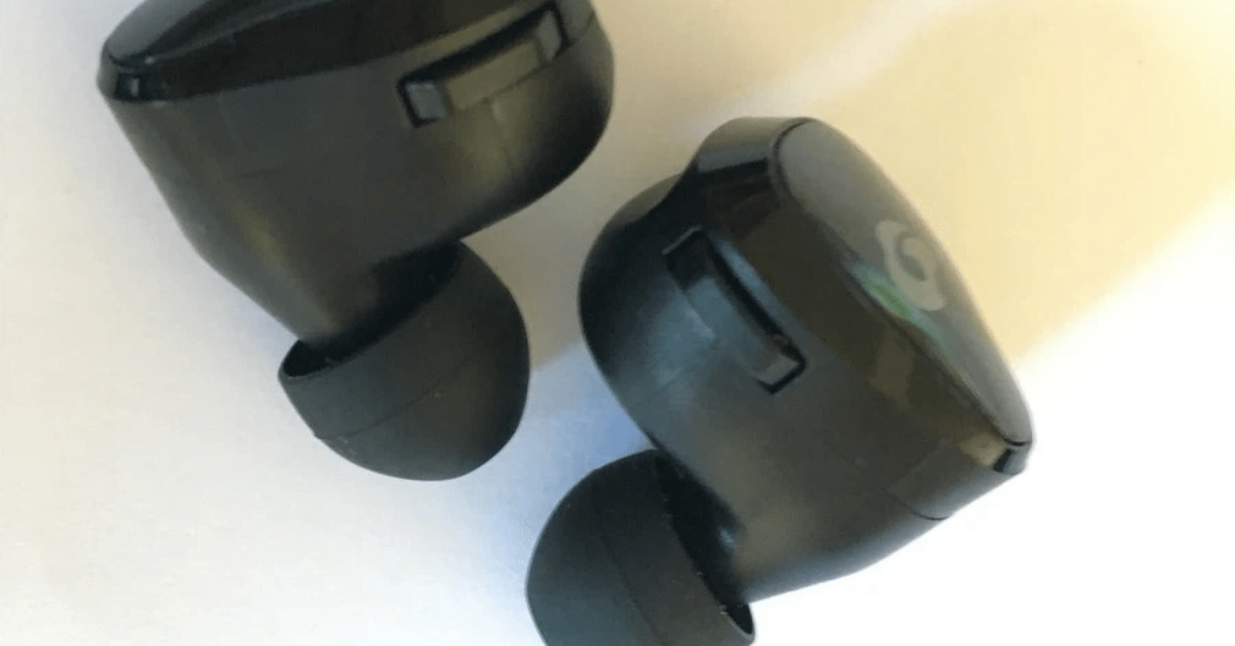 耳につけるタイプの吉沢亮。ワイヤレスイヤホン『GLIDiC Sound Air TW