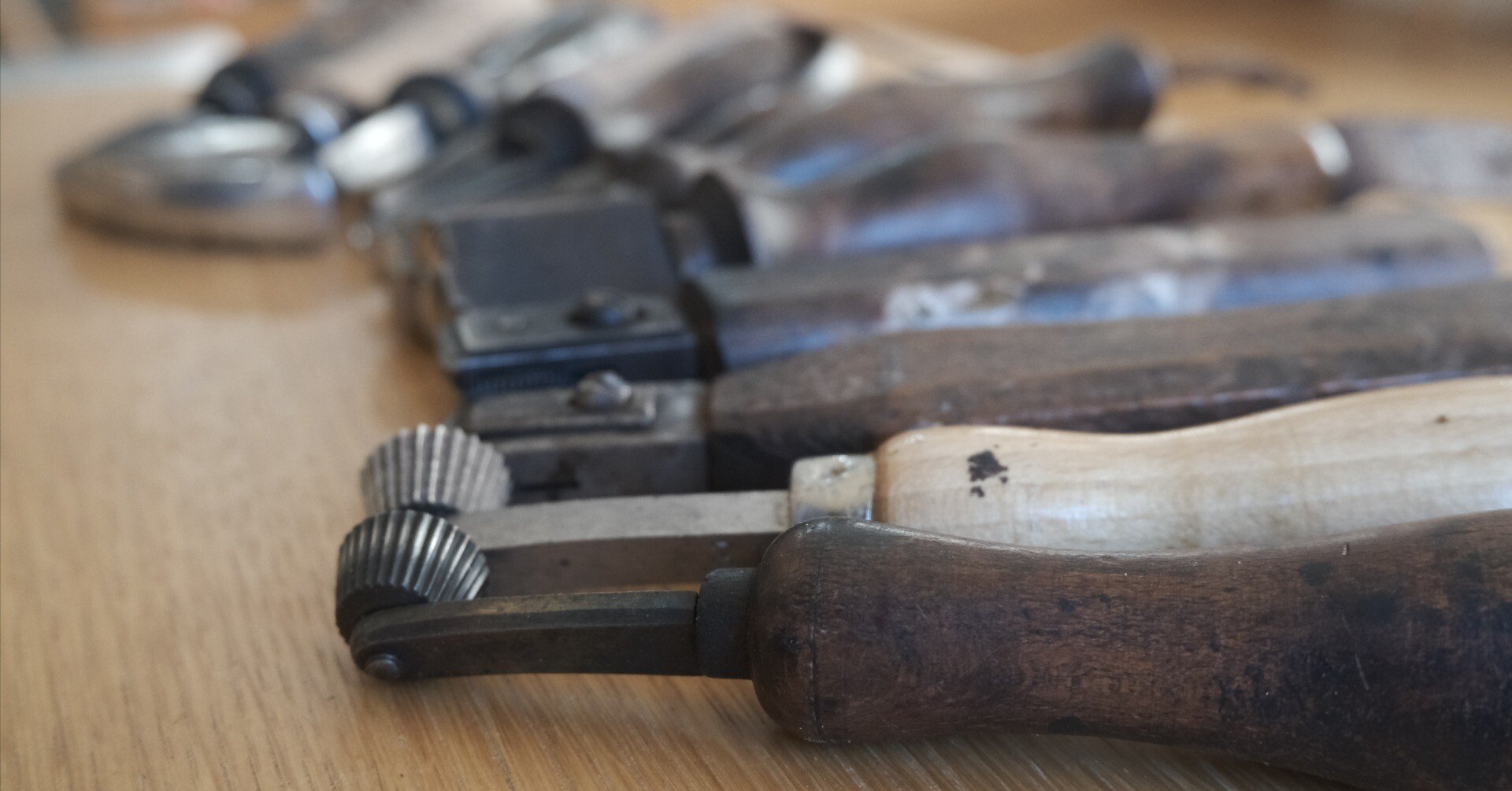 靴作りの道具 #14『コテ』 ― 革靴の美と耐久性を上げるために｜Corno blu