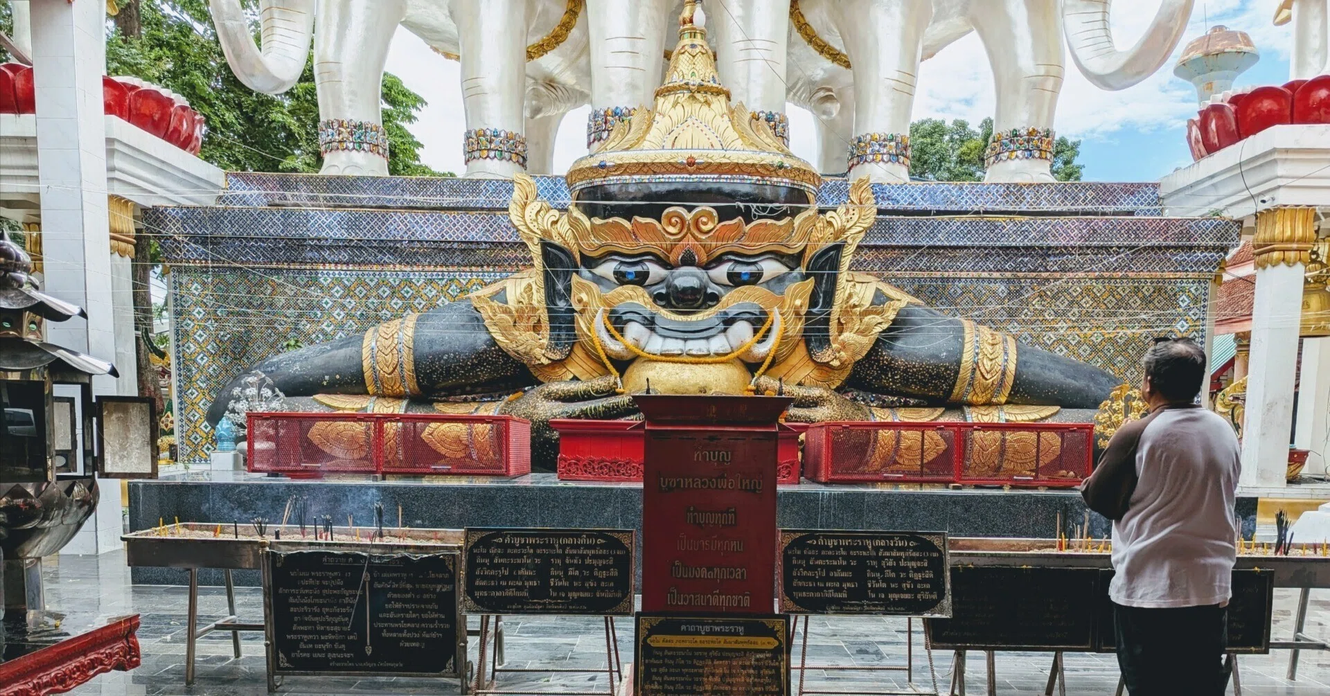 バンコク寺院めぐり】ワットパクナムのあとに、ラーフ体験ができる 