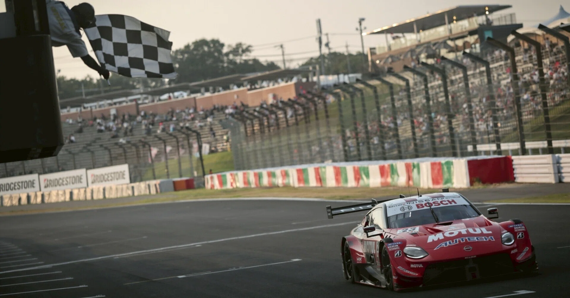 MOTUL AUTECH Zが鈴鹿で2年ぶりの勝利、GT300はCARGUYフェラーリが逆転