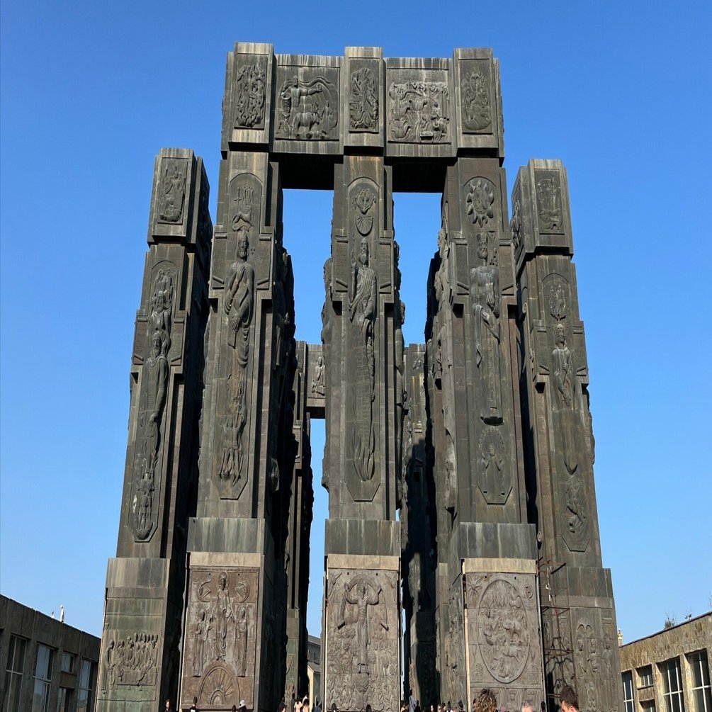 ソ連崩壊で工事中断！？ジョージア建国3000年記念碑『クロニクル』の