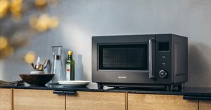 静かに閉まる扉──単機能レンジ初のソフトクローズ（BALMUDA