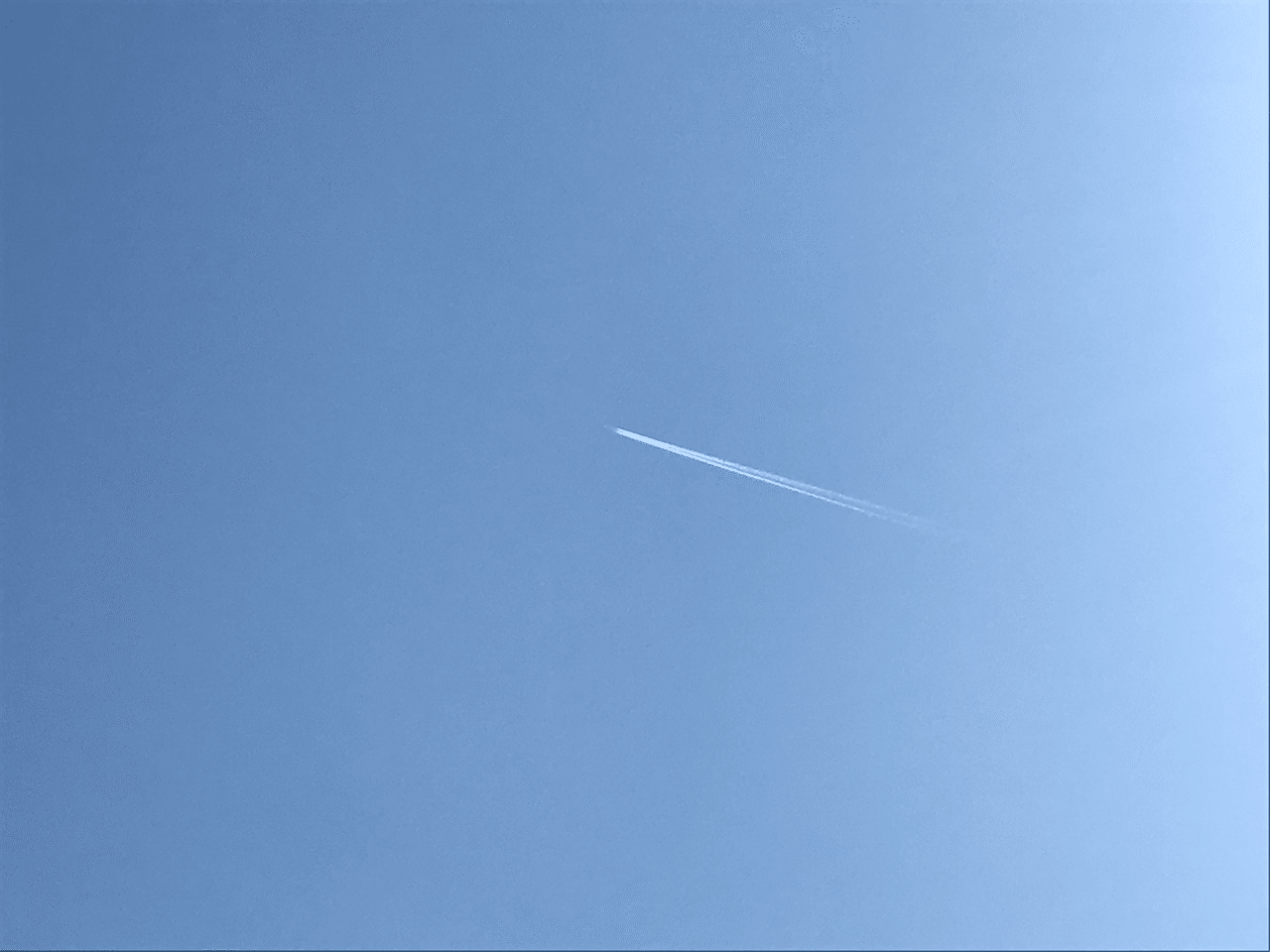 0317 春色の空に飛行機雲シュ ベランダなう 写真日記 Alexandre Ishii Note