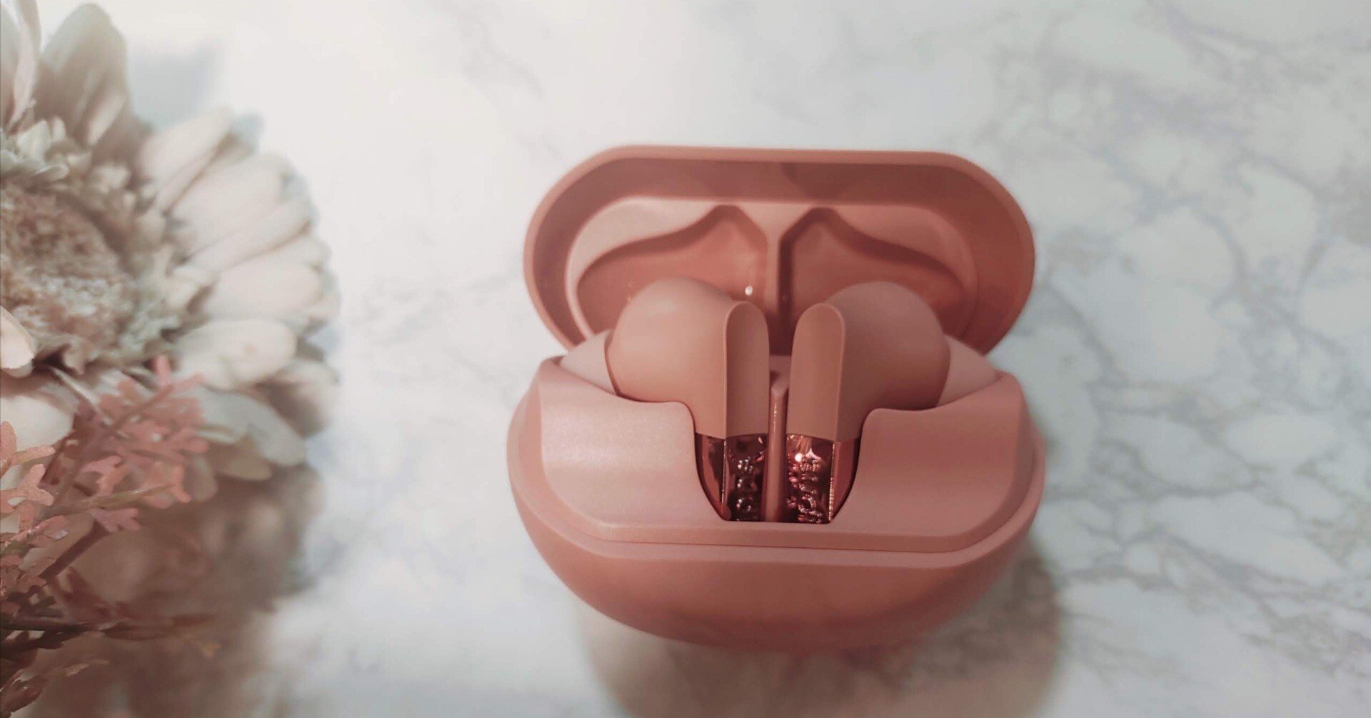 まるでジュエリーのような美しさ。北欧デザインの完全ワイヤレス