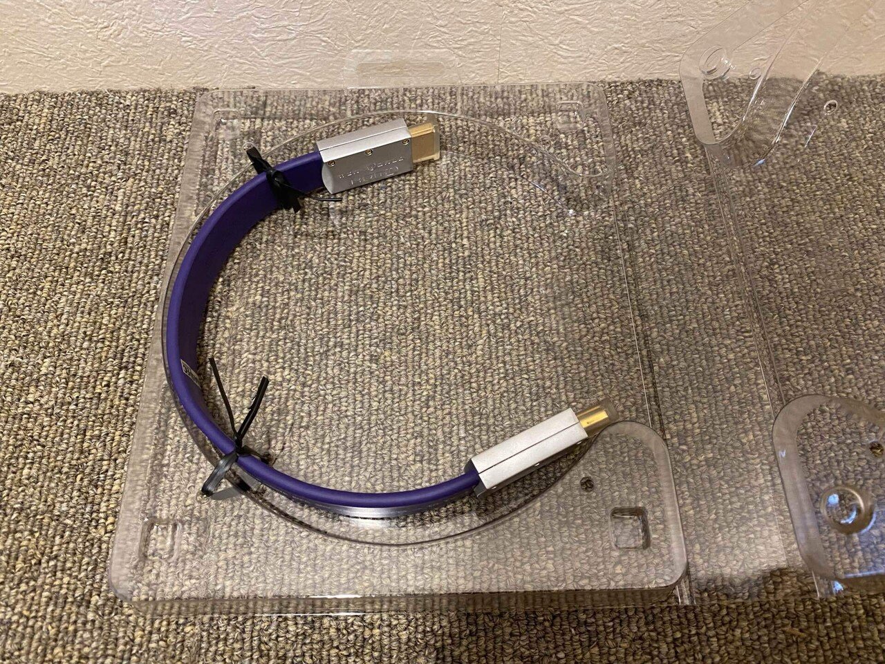 紫色のケーブルと自社コネクタが魅力的！ WIREWORLDのHDMI
