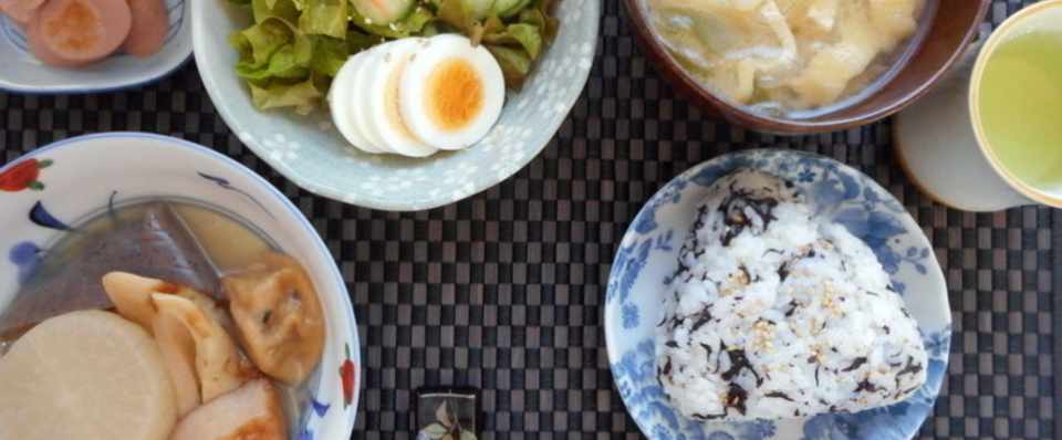 おはようです ๑ ๑ 朝食は昨日のおでん お魚ソーセージ サラダ 紫蘇ひじきのおにぎり 玉ねぎと油揚げのお味噌汁 ๑ ๑ モグモグ今日も頑張りましょう ウズ Note