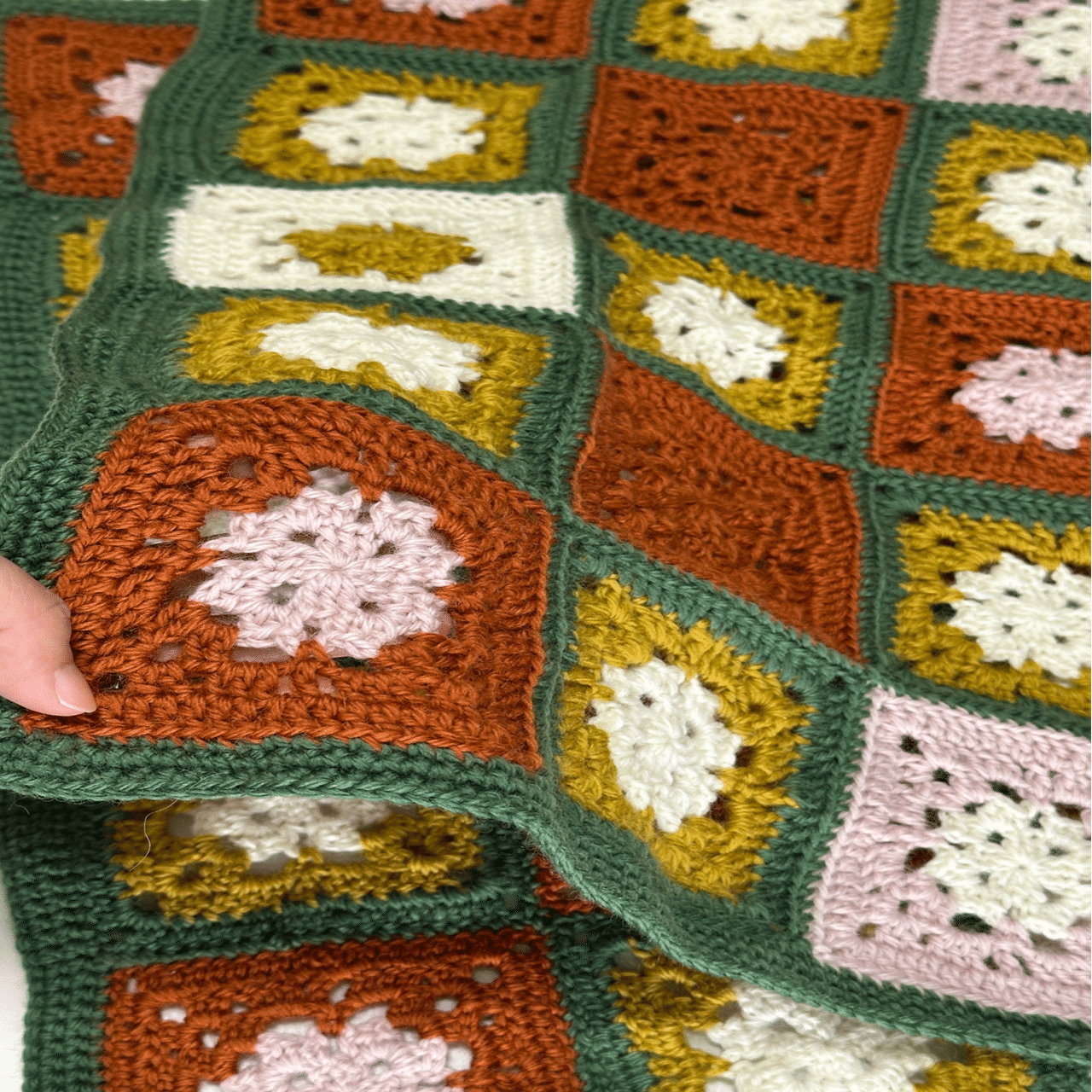 ほっこりブランケットが完成しました✨｜はなこまち/刺繍作家