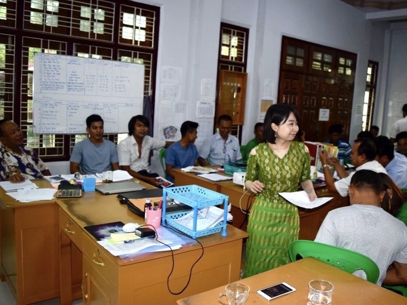 2)ミャンマーラカイン州の事務所。全体会議の準備中