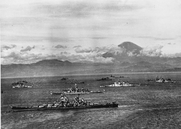 トルーマン大統領がＵボート見学新聞写真 トルーマン大統領がUボート見学新聞写真 - メルカリ