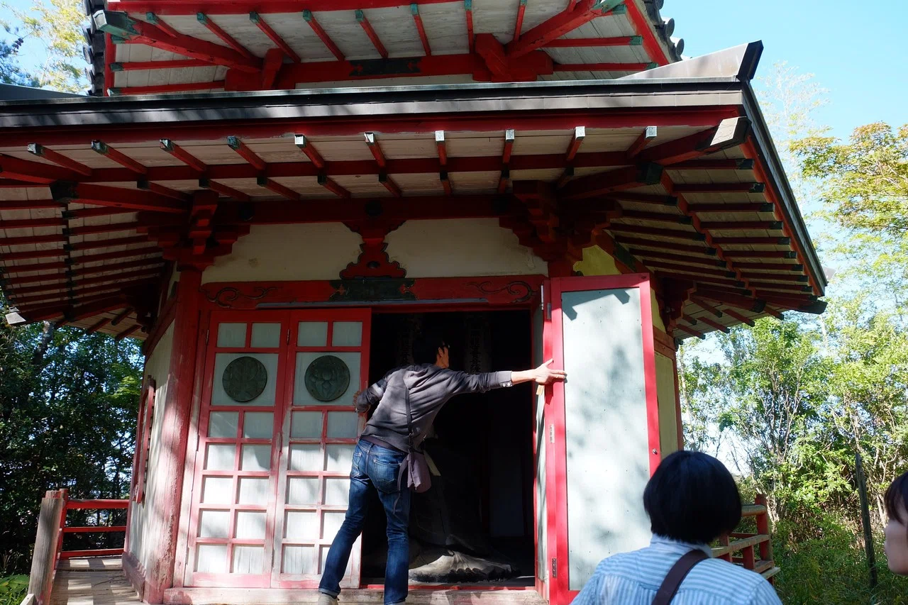 ツアレポ】幻のコンクリ仏師・浅野祥雲の真実に迫る！「五色園」ツアー