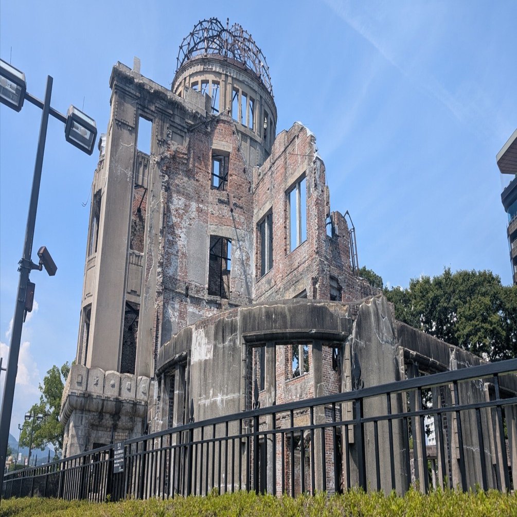 原爆ドームと広島平和記念資料館｜おしま