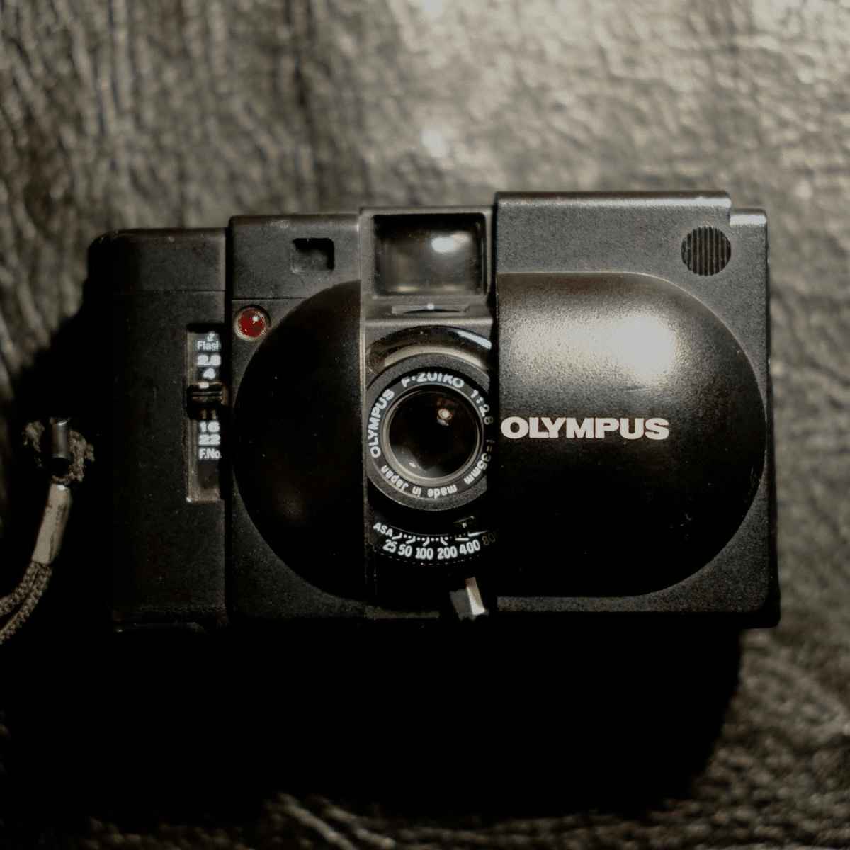 愛着のフィルムカメラ/その1 📷OLYMPUS-XA｜ボビーアートレザー
