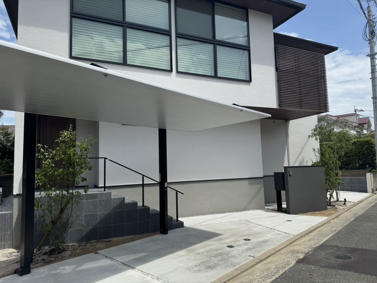 A simple, modern exterior that further enhances a lovely home is now ...