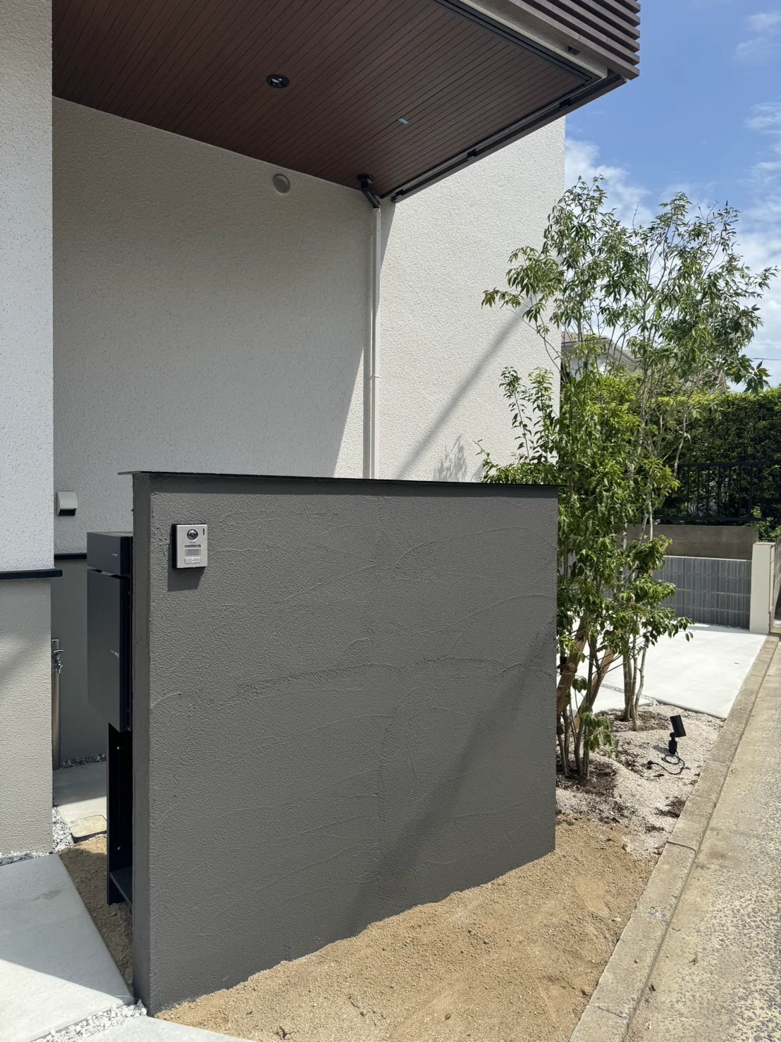 A simple, modern exterior that further enhances a lovely home is now ...