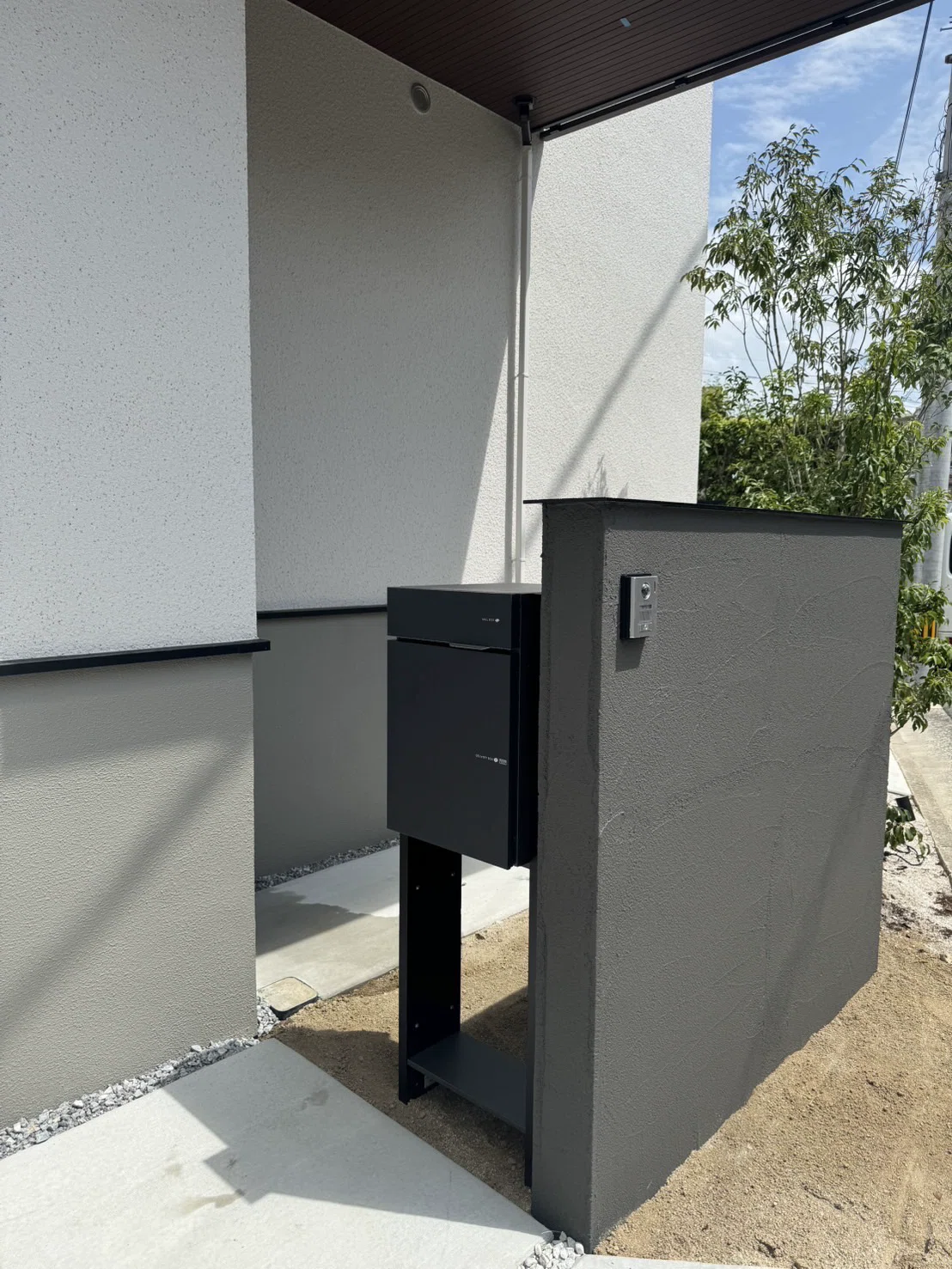 A simple, modern exterior that further enhances a lovely home is now ...