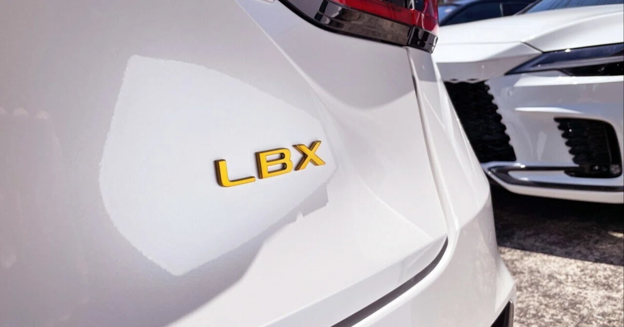希少ゴールドエンブレム、レクサスLBX「エンブレムデアソベ 