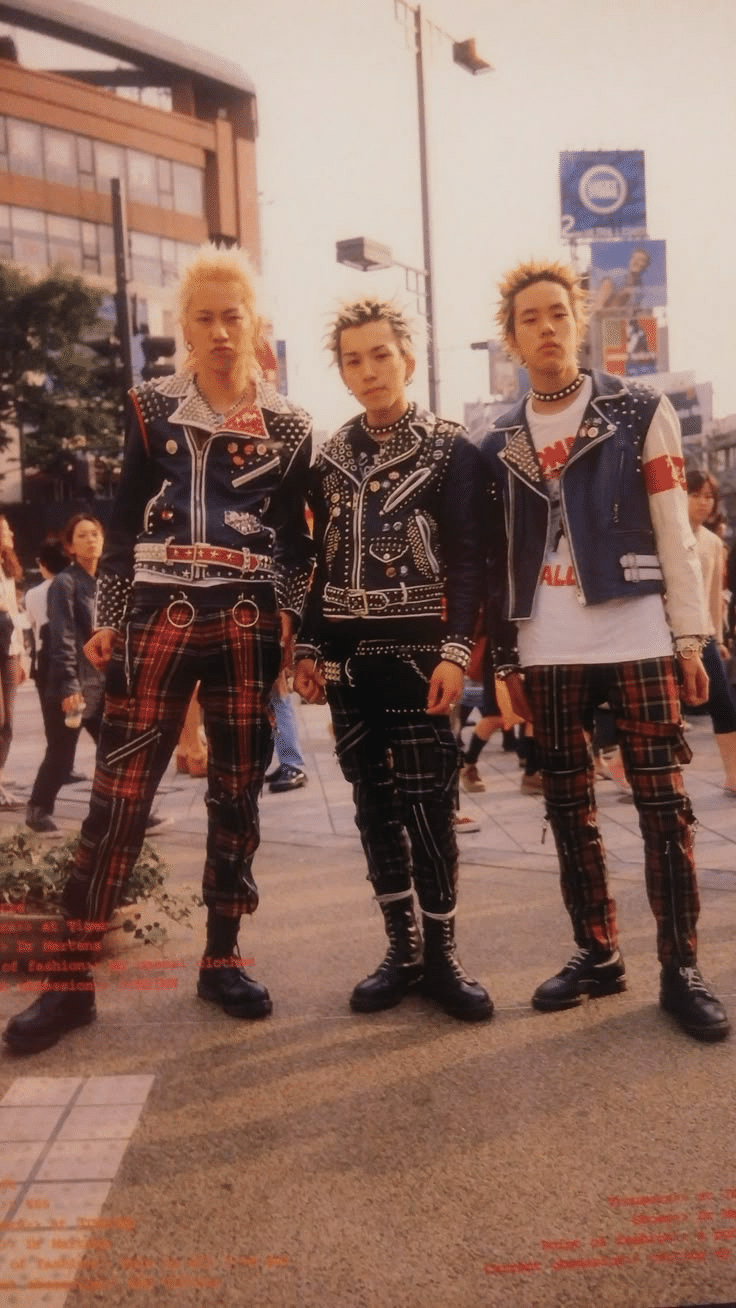 今日は1950年代のロカビリーファッションです‼️😊👍 50年代に流行った通称リブシャツのレプリカです👍  プルオーバーで布包みボタンツートン切返しで裾がリブになっていてパンツインしなくてすみます‼️ パンツはギャングスタービルの尾錠付きです  靴は東京ペパーミント ..., image size:736x1308