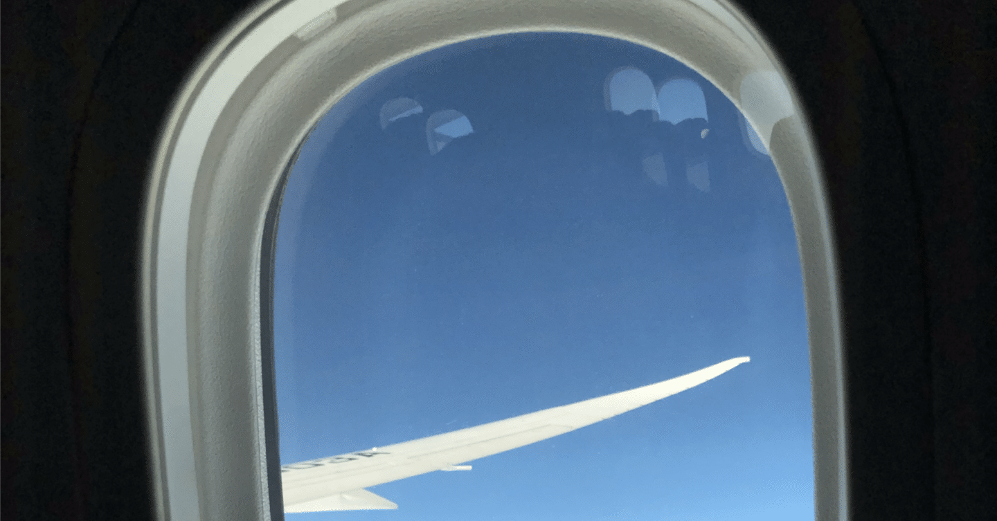 なぜ飛行機の窓は丸いのか〜四角い窓が引き起こした航空史の悲劇｜折口詠人