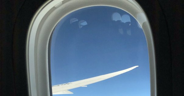 飛行機の窓 飛行機の窓の角が丸くなった理由には血塗られた歴史がある