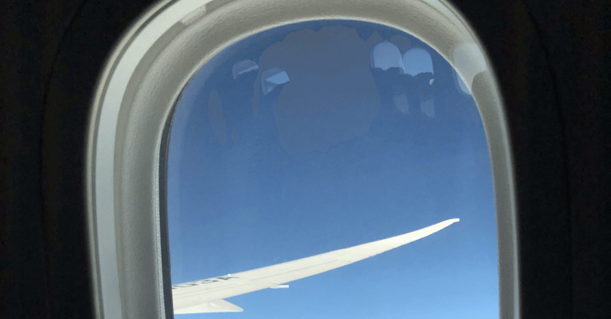 飛行機の窓 なぜ飛行機の窓は丸いのか〜四角い窓が引き起こした航空史の悲劇