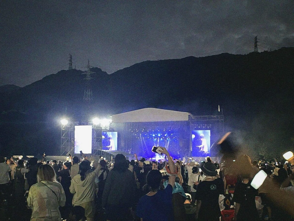 RADWIMPSの演奏中の写真