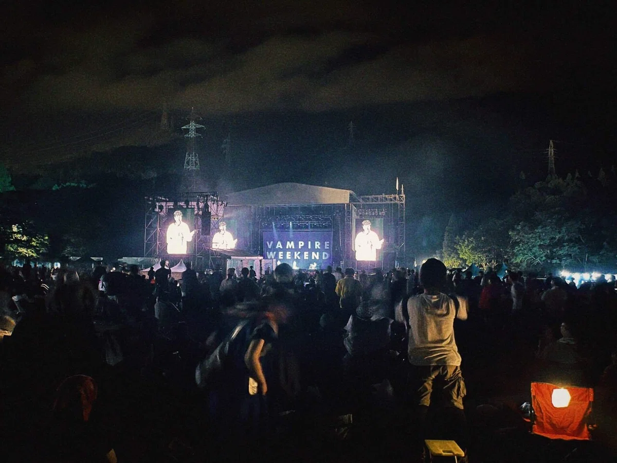 VAMPIRE WEEKENDの演奏中の写真