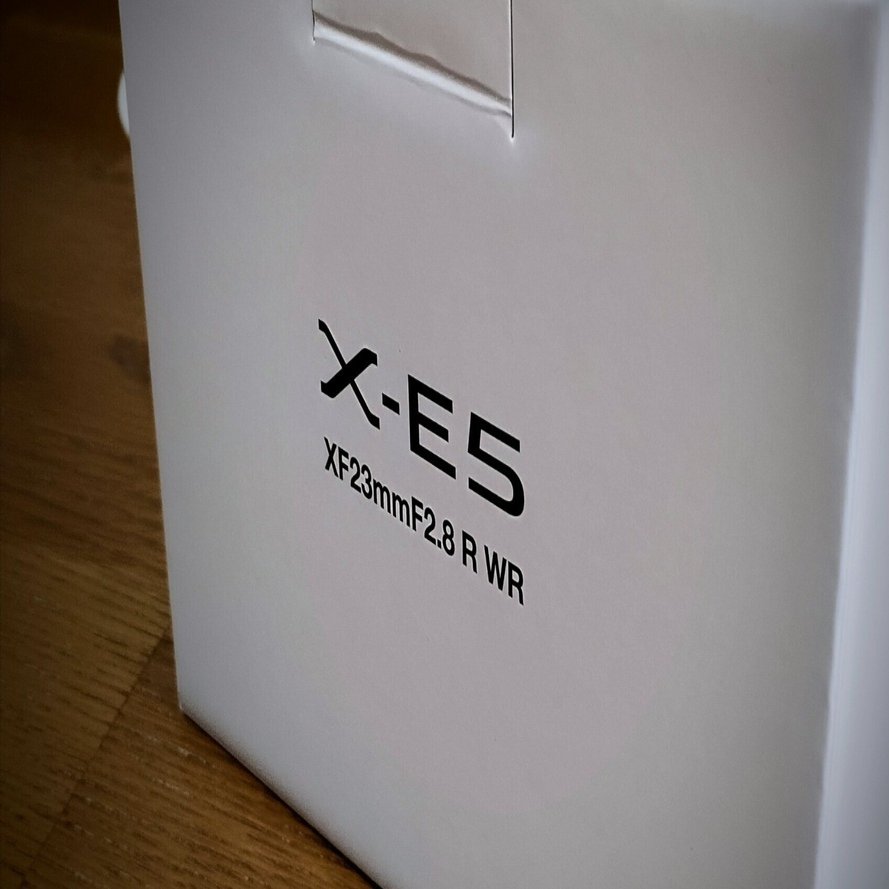 FUJIFILM X-E5、ついに手元に！白くてコンパクトなパッケージに驚き